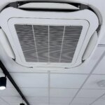 Plafond airco unit in systeemplafond van kantoorruimte