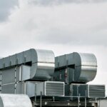 Industriële luchtkanalen en ventilatie op dak van bedrijfspand