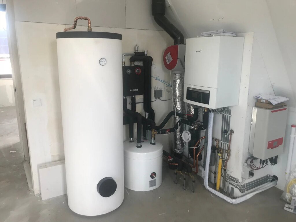 Warmtepompinstallatie met boiler, buffervat en binnenunit