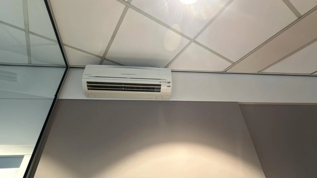 Wandmodel airco in kantoor met systeemplafond