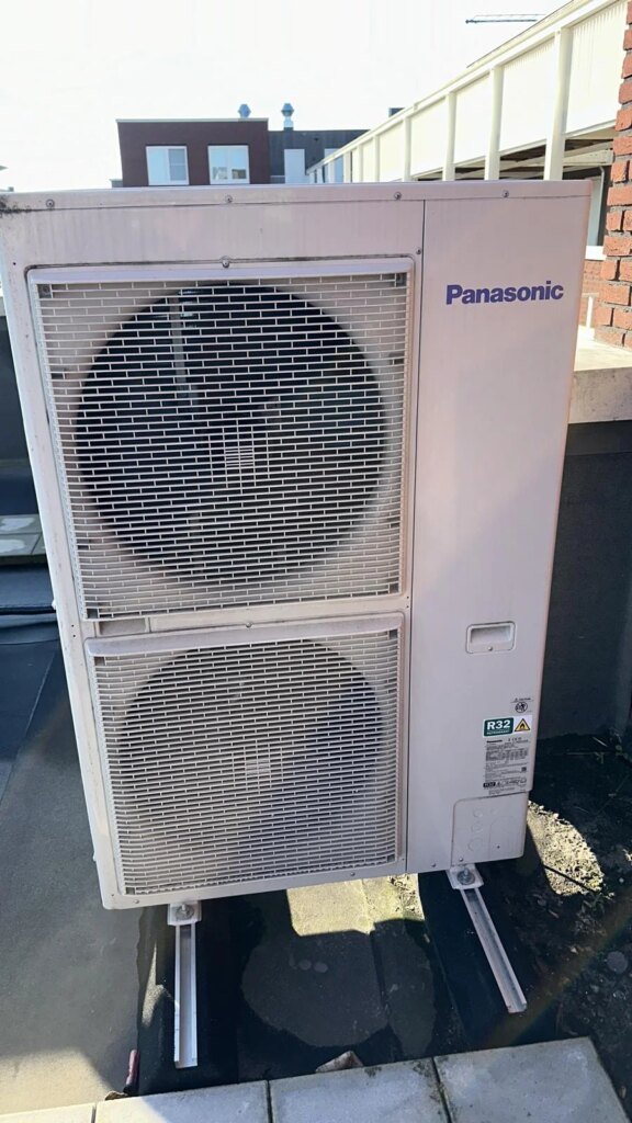 Panasonic airco buitenunit op dak geplaatst