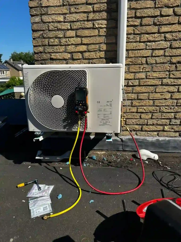 Airco buitenunit met manometers tijdens service