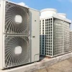 Airco onderhoud Amsterdam met grote airco en warmtepomp buitenunits op dak