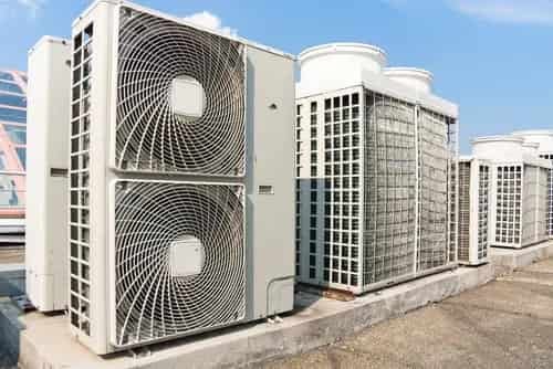 Airco onderhoud Amsterdam met grote airco en warmtepomp buitenunits op dak