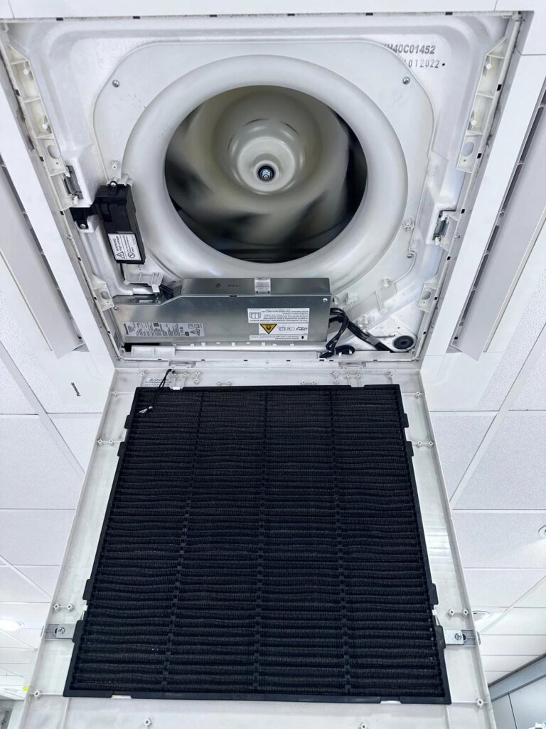 Geopende cassette airco met ventilator en filter