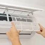 Reinigen van airco filter in wandmodel airconditioning