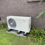 Midea warmtepomp buitenunit geplaatst in tuin