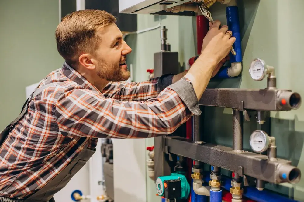 Airco onderhoud Amsterdam door monteur die onderhoud uitvoert aan installatie