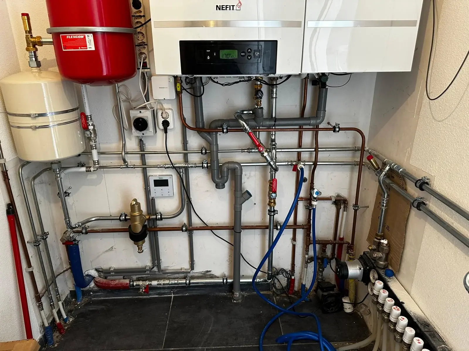 Nefit cv ketel met expansievat en cv leidingen
