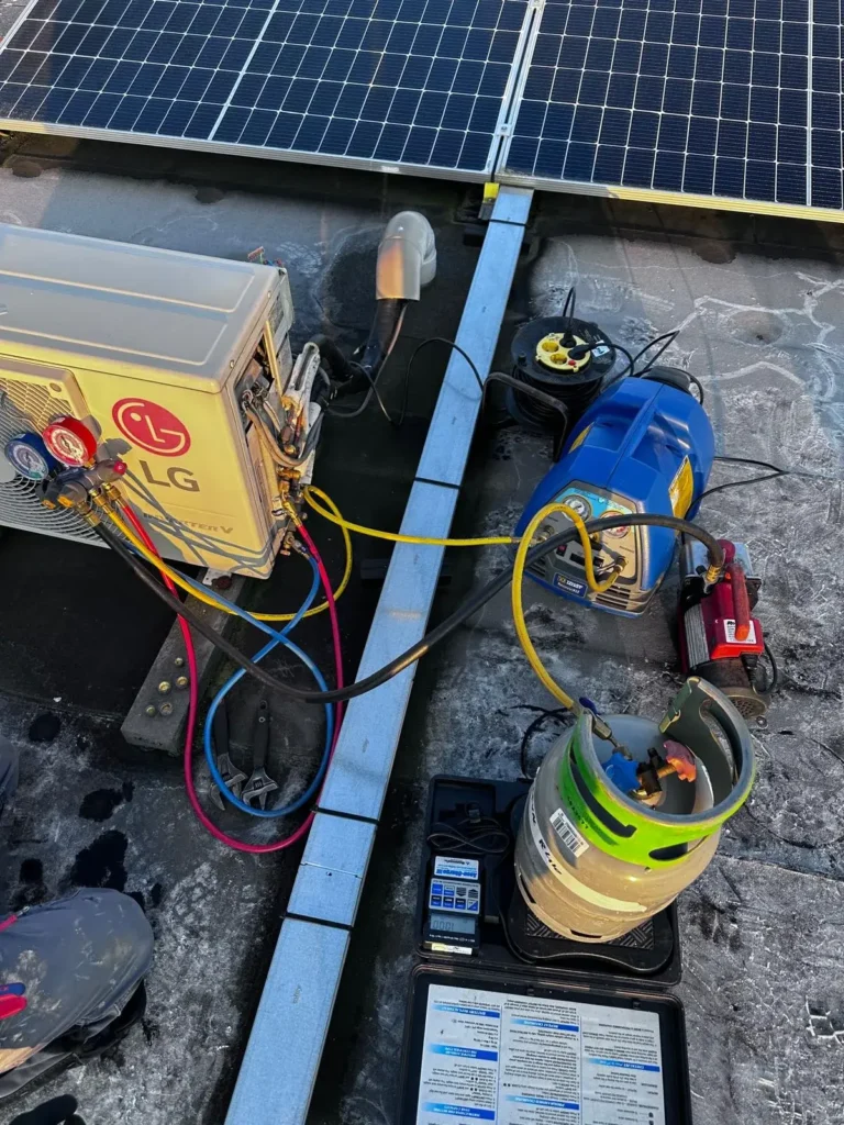 Airco onderhoud Amsterdam op dak met installatie, koudemiddel en servicegereedschap