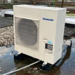 Airco onderhoud Amsterdam met Panasonic buitenunit van warmtepomp op plat dak