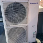 Panasonic airco buitenunit geplaatst op dakopstelling