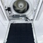 Geopende cassette airco met ventilator en filter