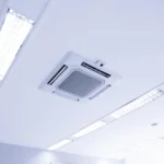 Plafond met cassette airconditioning en LED verlichting in kantoorruimte