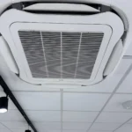Plafond cassette airco voor klimaatbeheersing in kantoor