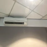 Daikin wandmodel airco in kantoorruimte met systeemplafond