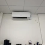 Airco onderhoud Amsterdam met wandmodel airco geplaatst in kantoor met systeemplafond