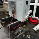 Intergas warmtepomp buitenunit tijdens onderhoud