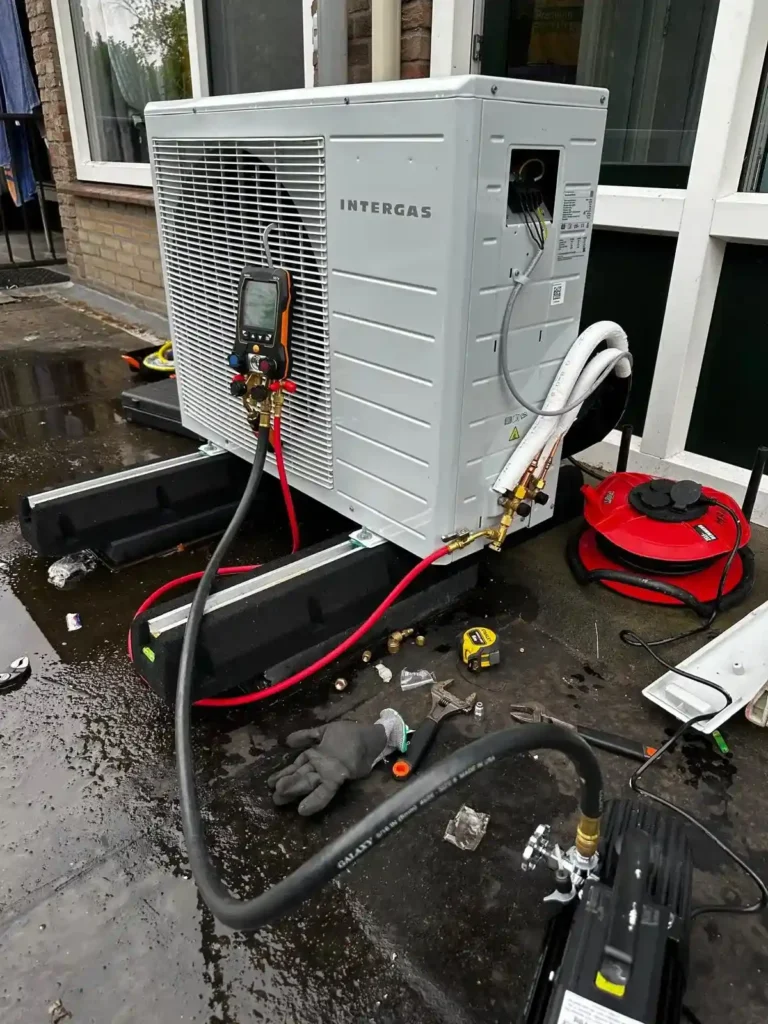 Intergas warmtepomp buitenunit tijdens onderhoud