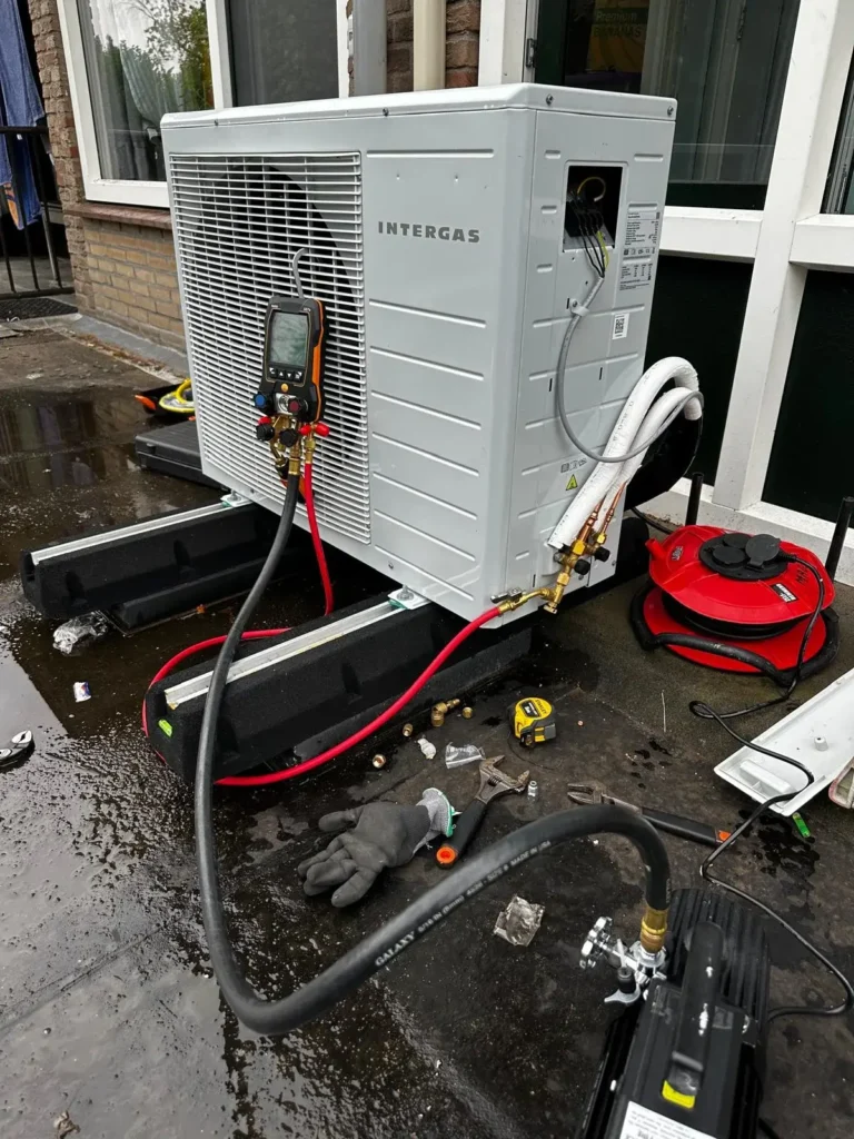 Intergas warmtepomp buitenunit tijdens onderhoud