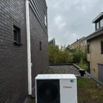 Vaillant warmtepomp buitenunit naast woning