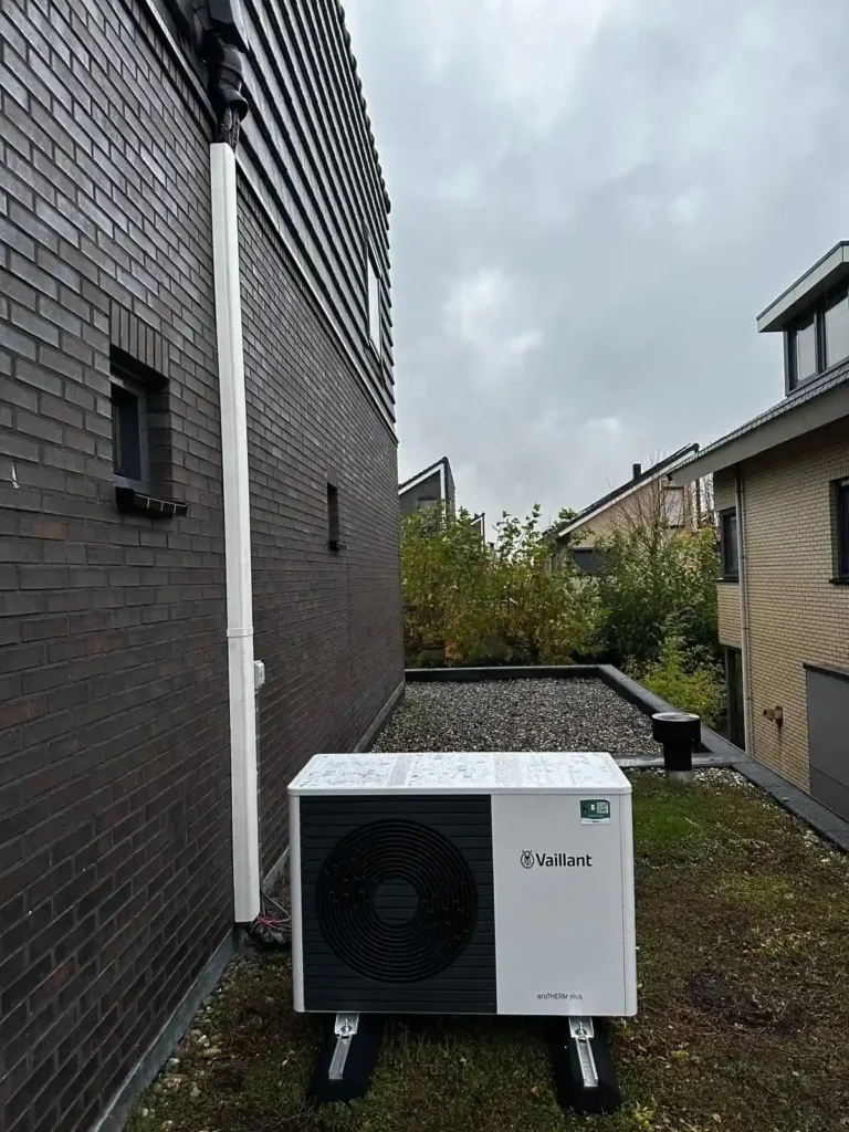Vaillant warmtepomp buitenunit naast woning