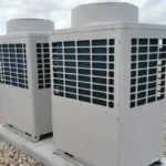Twee warmtepomp buitenunits op plat dak geplaatst