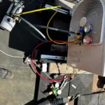Airco service op dak met manometers en vacuümpomp